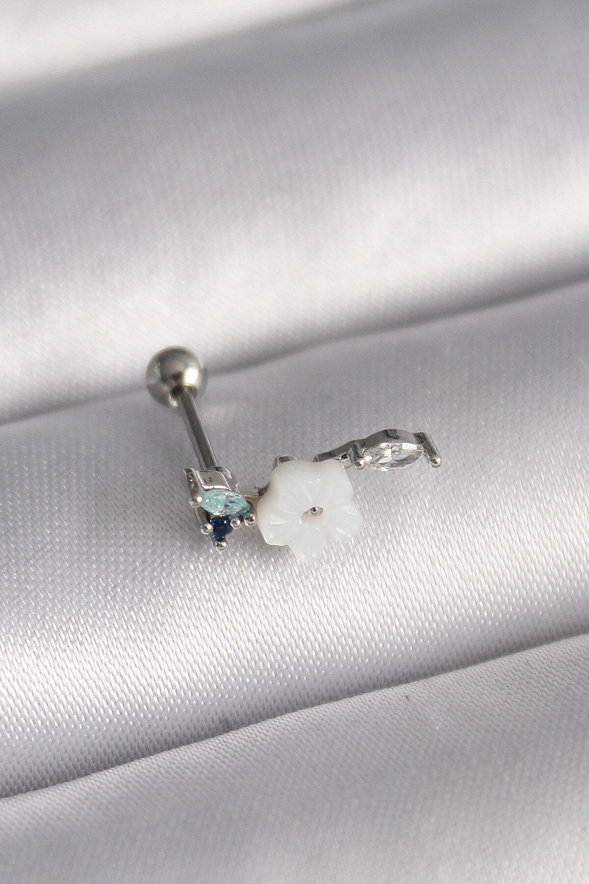 melfxxl eticaret 316L Çelik Gümüş Renk Zirkon Taş Detay Beyaz Çiçek Model Tragus Piercing - Lisinya