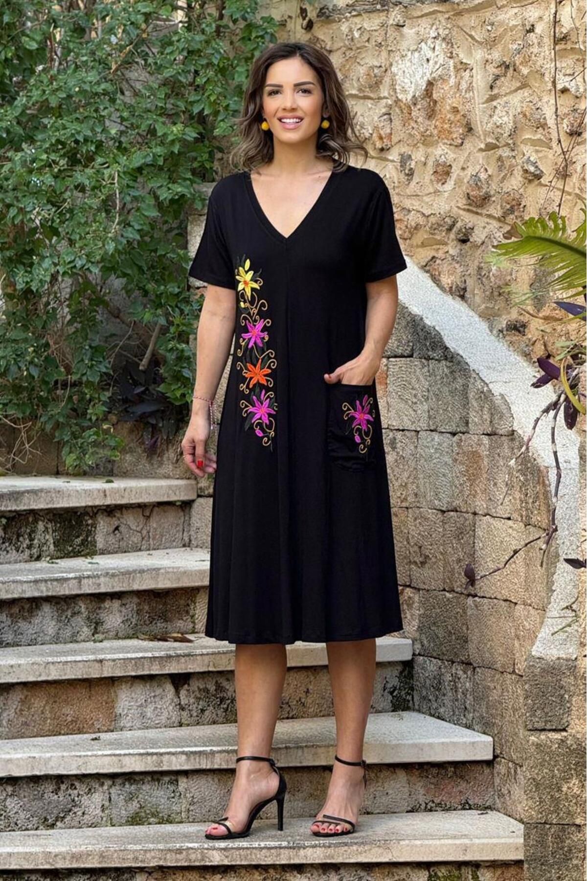 Nevin Kaya Moda Siyah Dört Çiçek Nakışlı V Yaka Pamuklu Penye Elbise