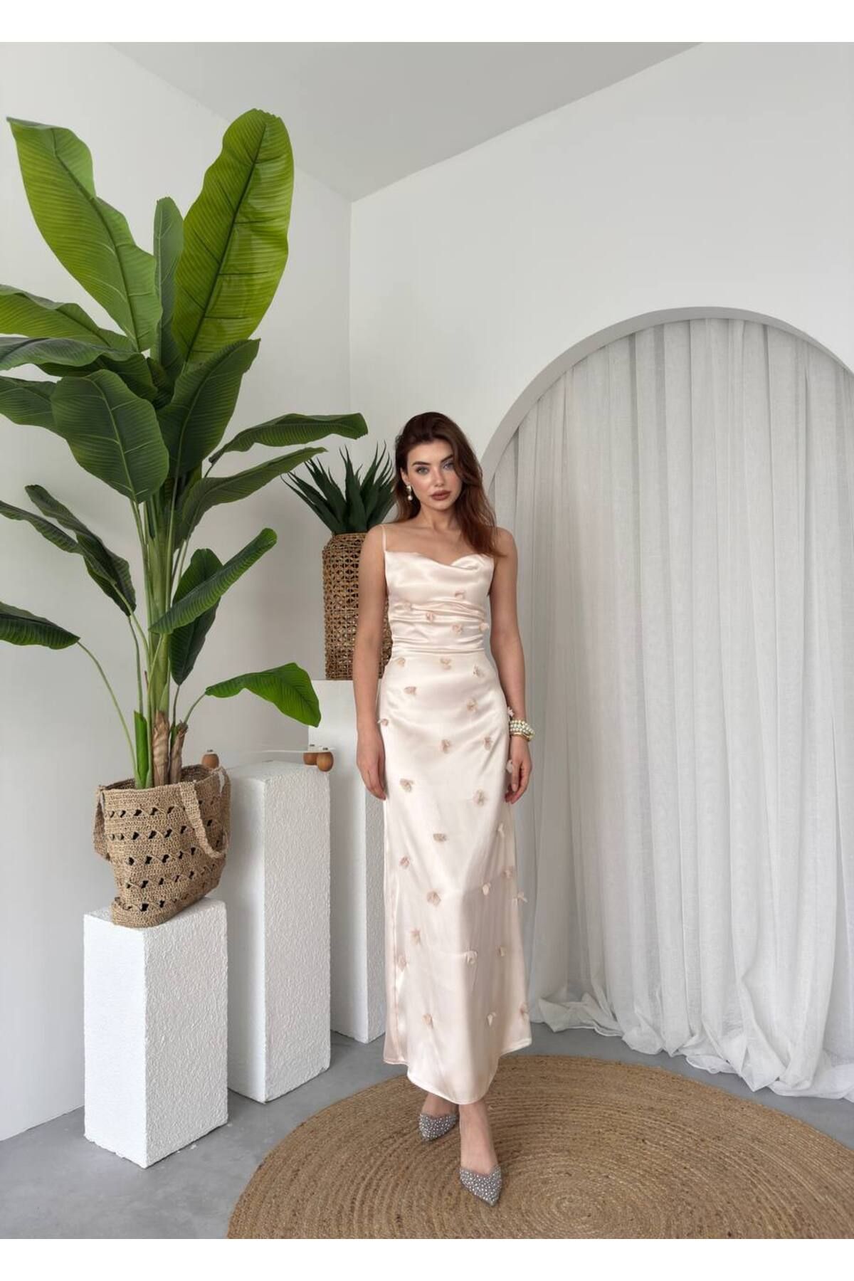 conconmoda Kadın Tasarım Saten Askılı Çiçek Detay Elbise Sara