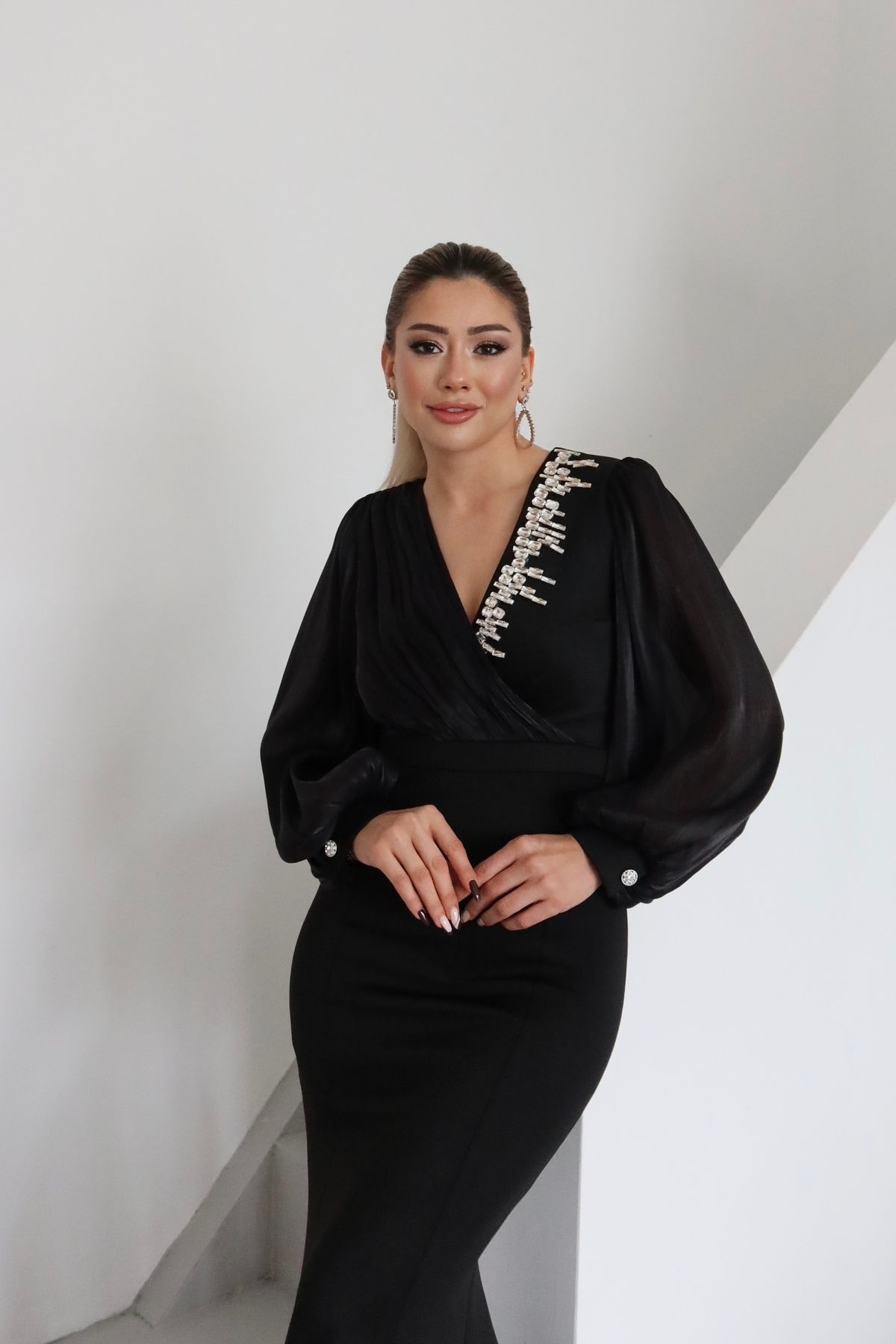 1Moda1Tarz Kadın İthal Scuba Krep Kumaş Kollar Ve Göğüs Şifon Taş İşleme Astarlı Özel Tasarım Elbise