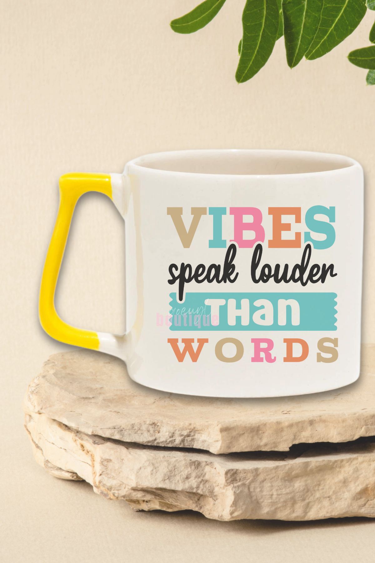 qoeuyl boutique "Vibes speak louder than words" Enerjinin Gücü Arkadaşa Doğum Günü Hediye Sarı Kulplu Kupa Bardak