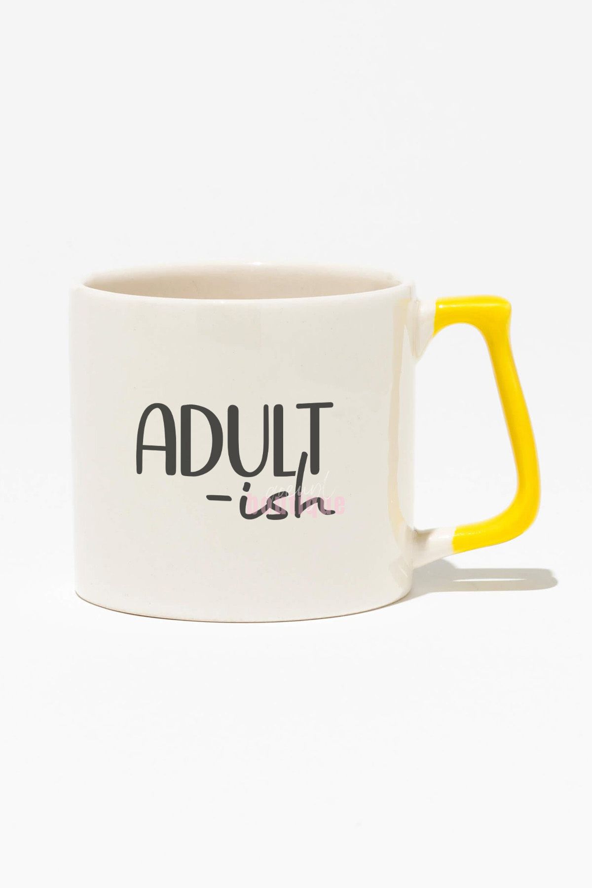 qoeuyl boutique "Adult-ish" Yetişkin Gibi Sarkastik Arkadaşa Sevgiliye Doğum Günü Hediye Sarı Kulplu Kupa Bardak