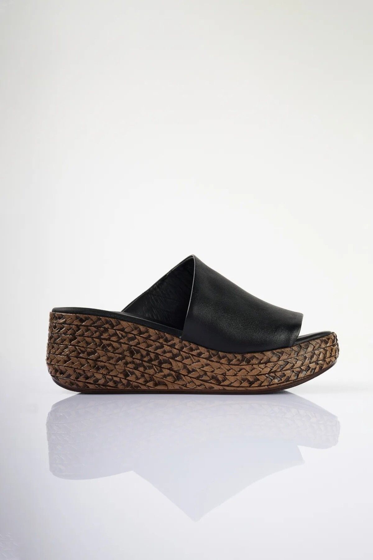 SU SHOE BOUTIQUE NO76 Siyah Hakiki Deri Dolgu Topuklu Sandalet