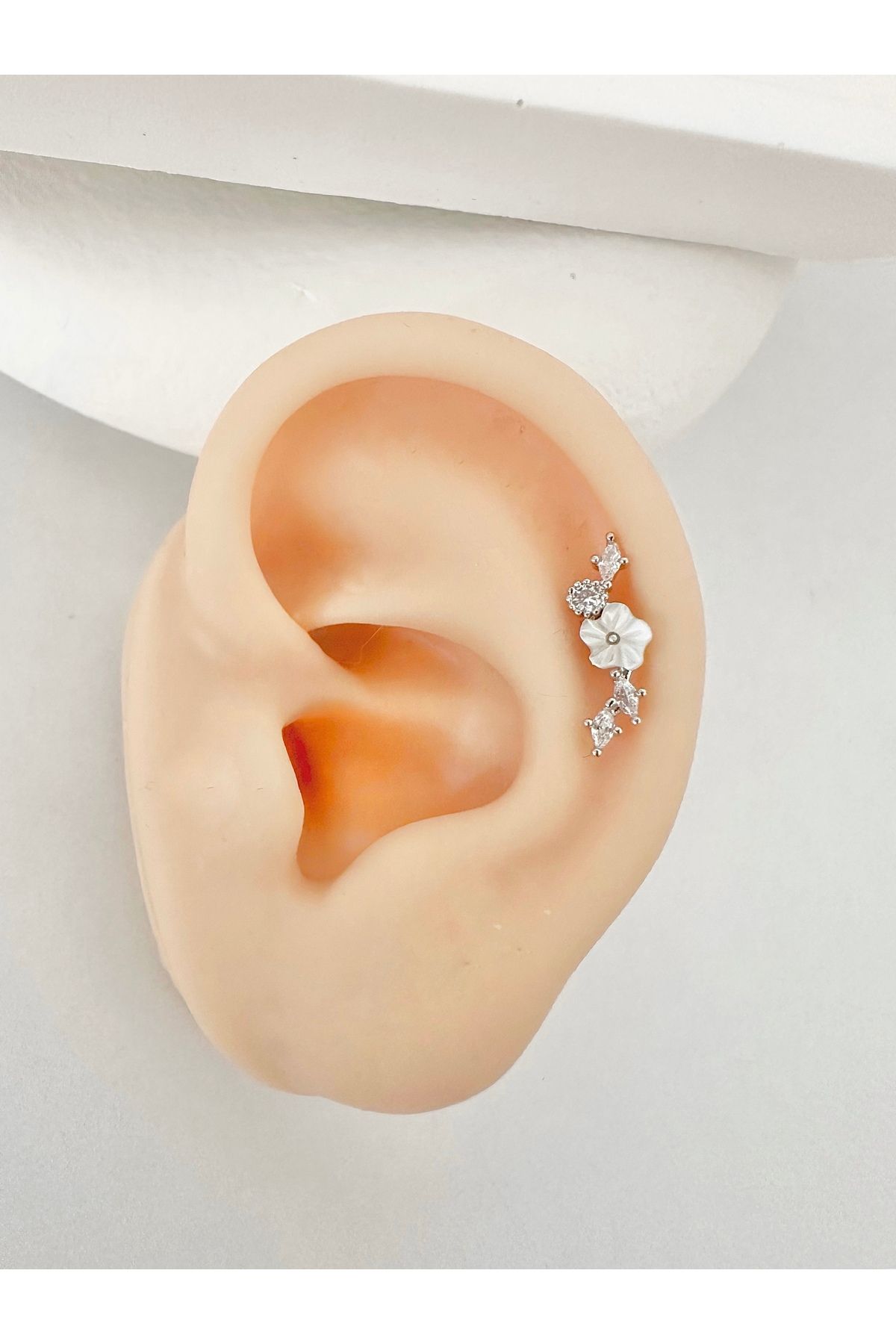 My Bellas Jewels Cerrahi Çelik Çiçek Tragus Piercing, Helix, Flat, Lobe Uyumlu (1 Adet)