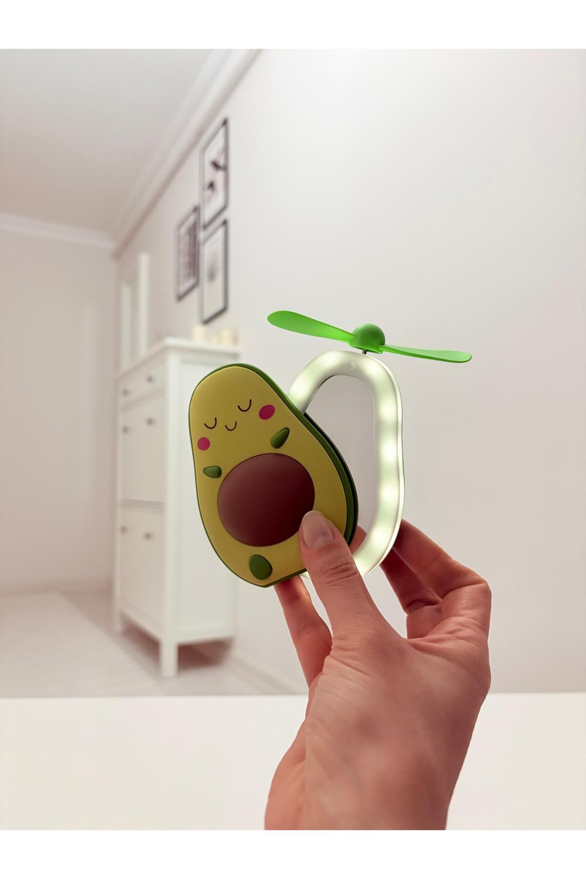 Store Avokado Görünümlü Elde ve Masada Kullanılabilir Boyun Askılı Şarjlı Aynalı ve Işıklı Yeşil Mini Fan