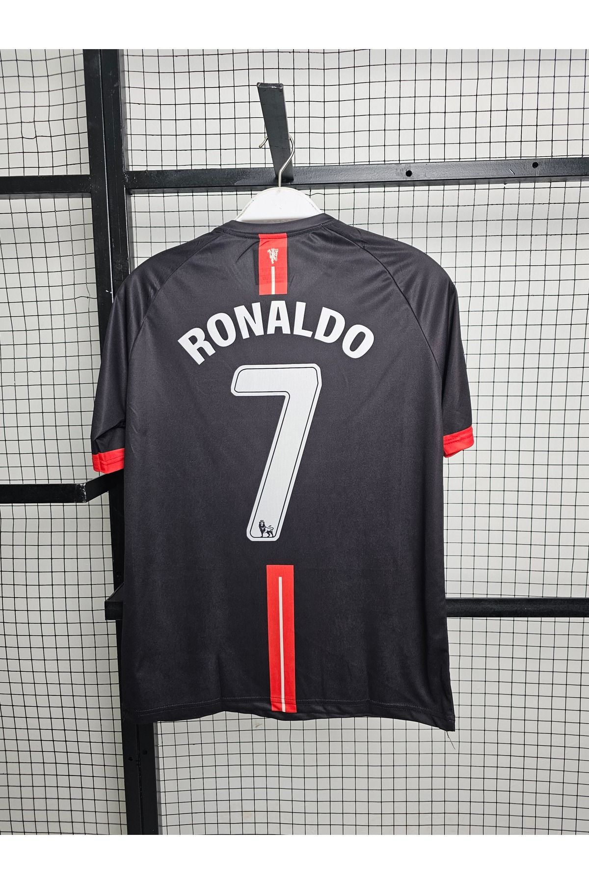 Lion Spor C'ristiano R'onaldo 2008 Sezonu Efsane M'an U'nited Siyah Renk Kısa Kol Nostalji Retro Forması