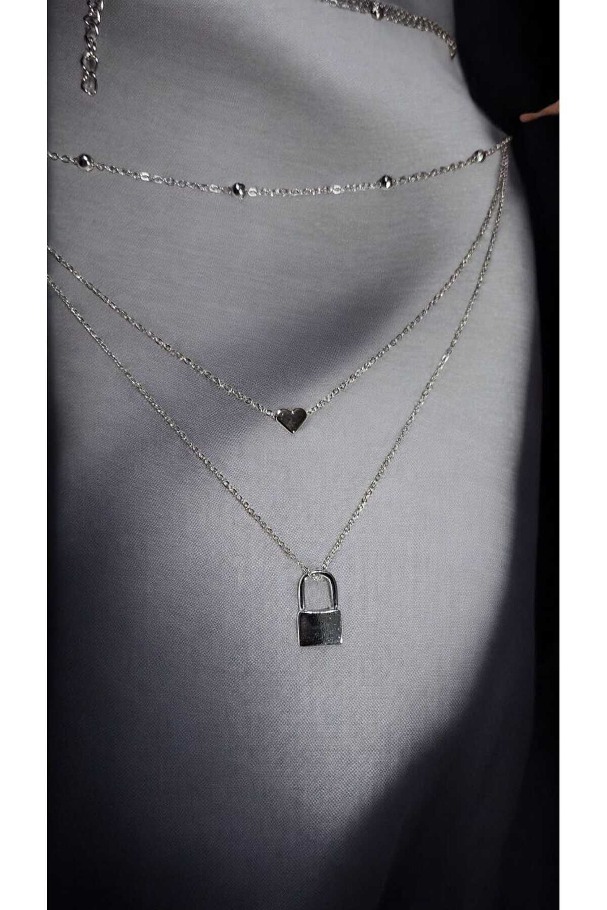 shop Gümüş Renk Üç Katlı Kalp ve Kilit Detaylı Kadın Kolye – Minimal Aşk Sembolü
