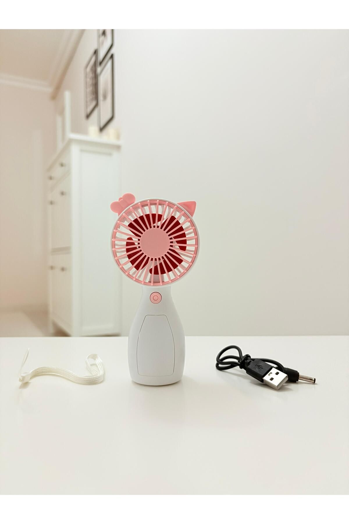 Store Figürlü Elde ve Masada Kullanılabilir Şarjlı Serinletici Pembe Mini Fan