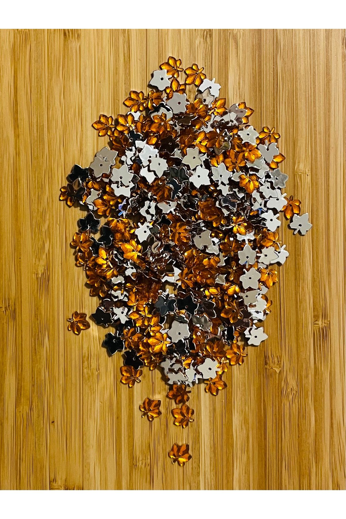 Öztürk Taş görünümlü çınar yaprağı plastik pul. Ebat:1cm. Tahmini 320-330 adet. Renk:Turuncu.
