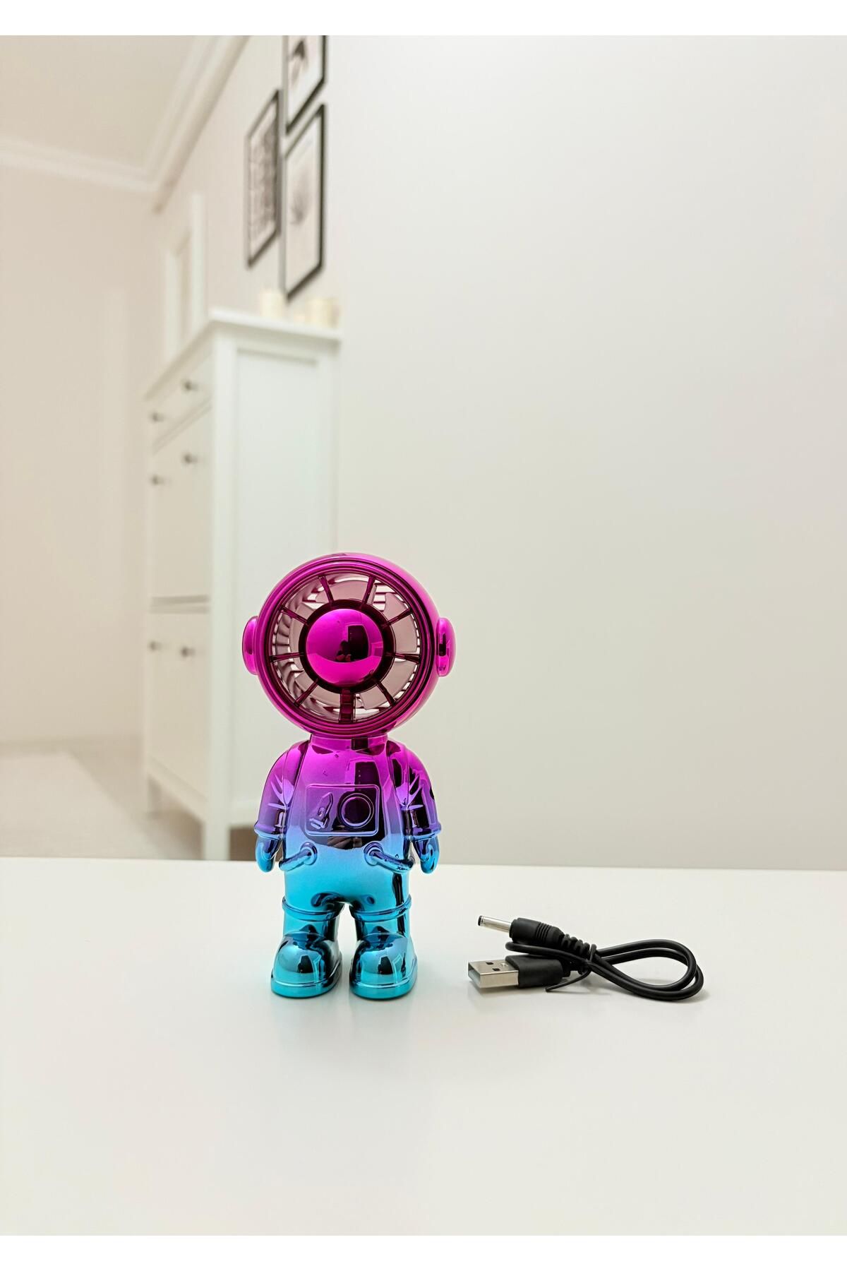 Store 2 Kademeli Astronot Görünümlü Elde ve Masada Kullanılabilir Şarjlı Pembe Mini Fan