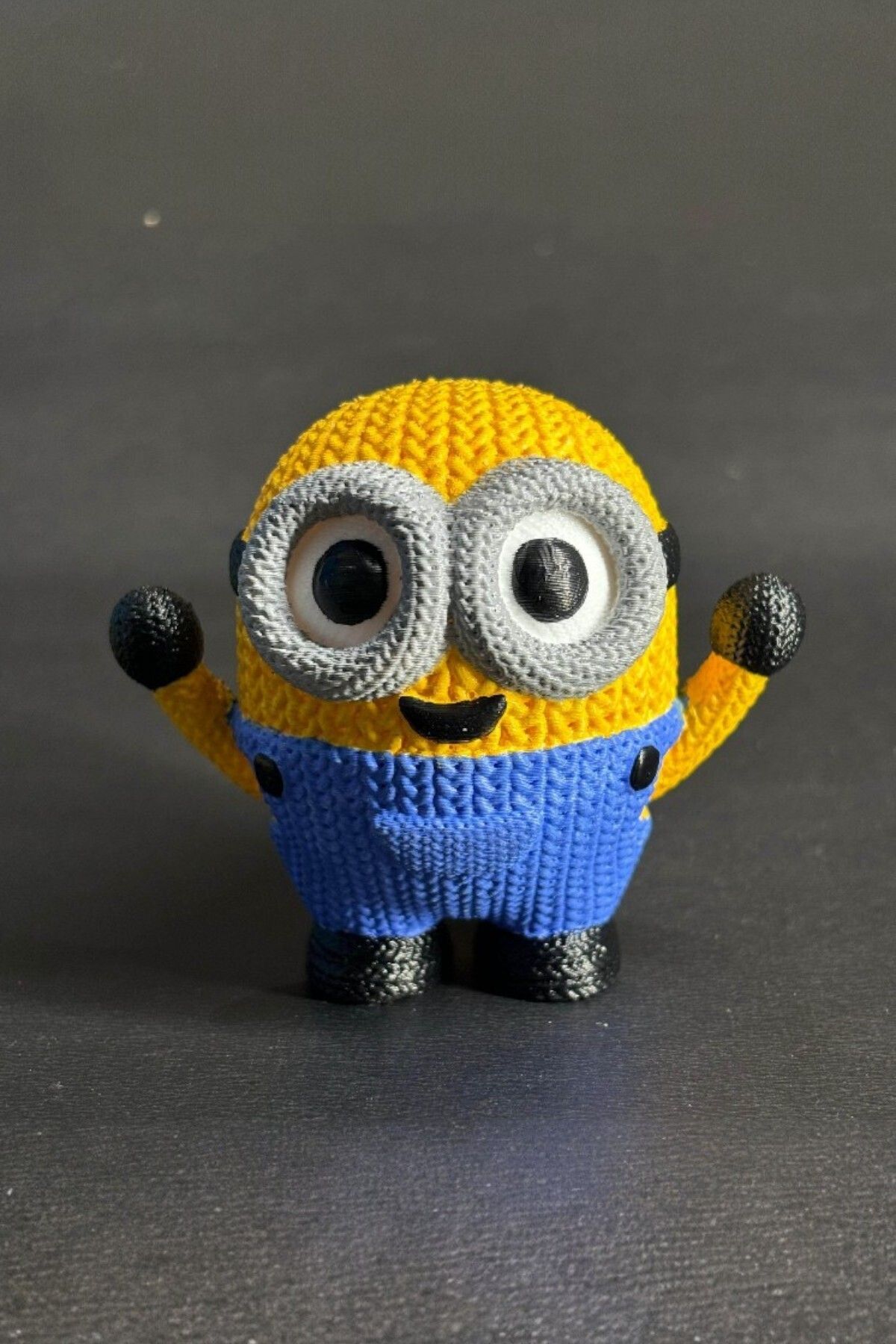 MARKENZO Örgü Minions Figür Anahtarlık – Gözlüklü Sevimli Karakter | 3D Baskı Çanta ve Anahtar Süsü