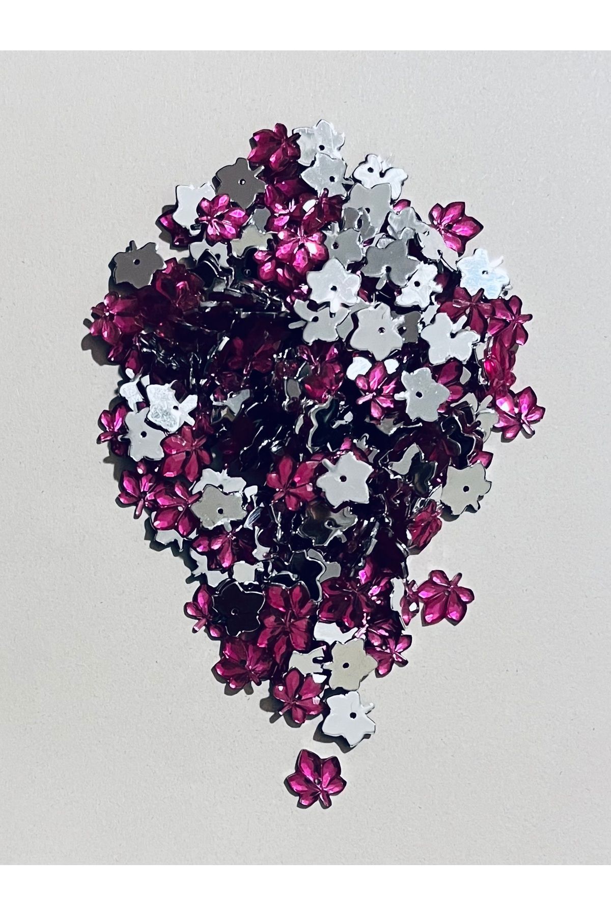 Öztürk Taş görünümlü çınar yaprağı plastik pul. Ebat:1cm. Tahmini 320-330 adet. Renk: Pembe.
