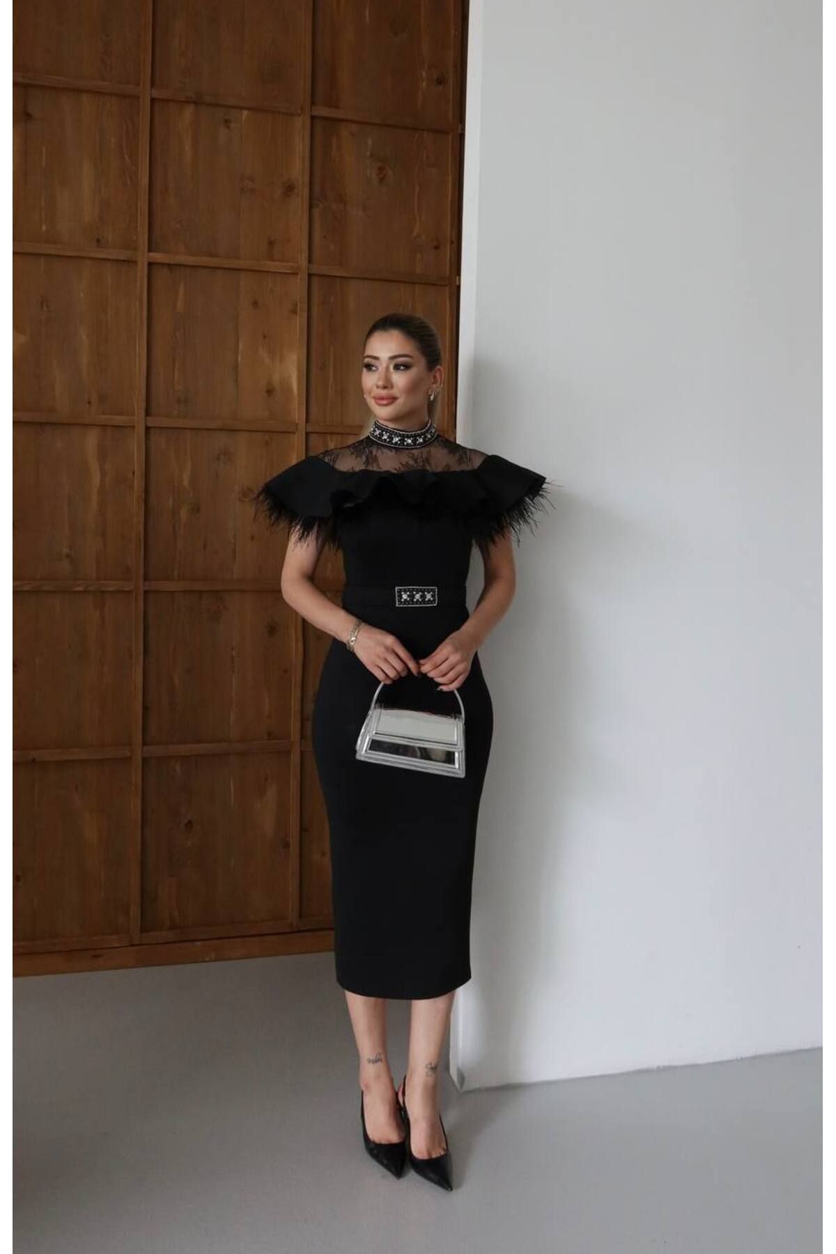 Castivo Fashion Tüylü Dantel Yaka Kemer Detaylı Midi Abiye