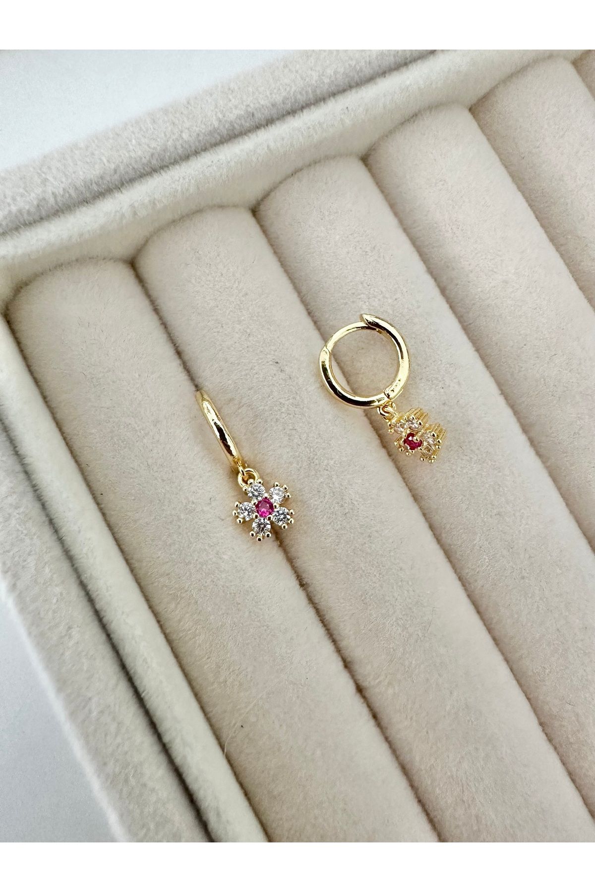 My Bellas Jewels Cerrahi Çelik Zirkon Sallantılı Taşlı Halka Çiçek Tragus Piercing, Helix, Flat, Conch, Lobe (1 Adet)