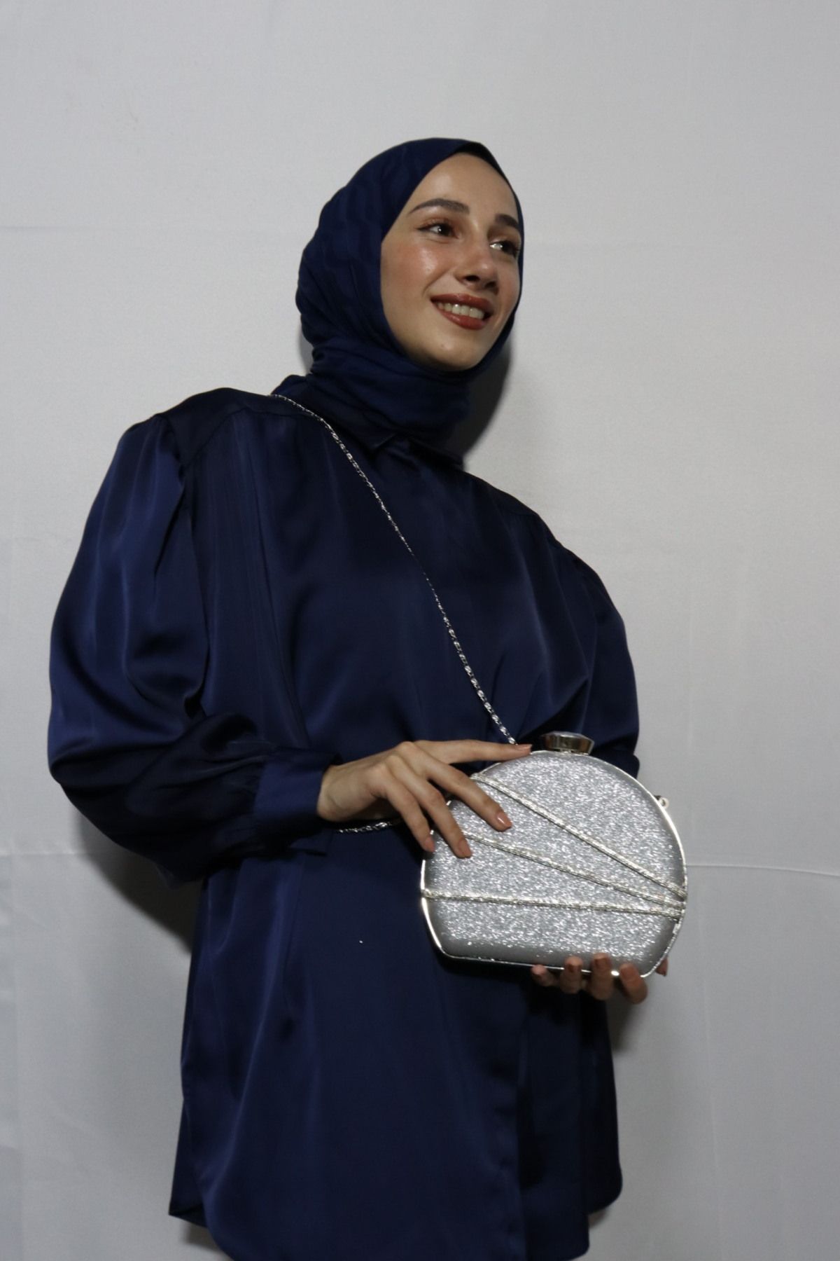 BUKAWEAR Kadın Gümüş Simli Gümüş Şeritli Matara Model Abiye Çanta