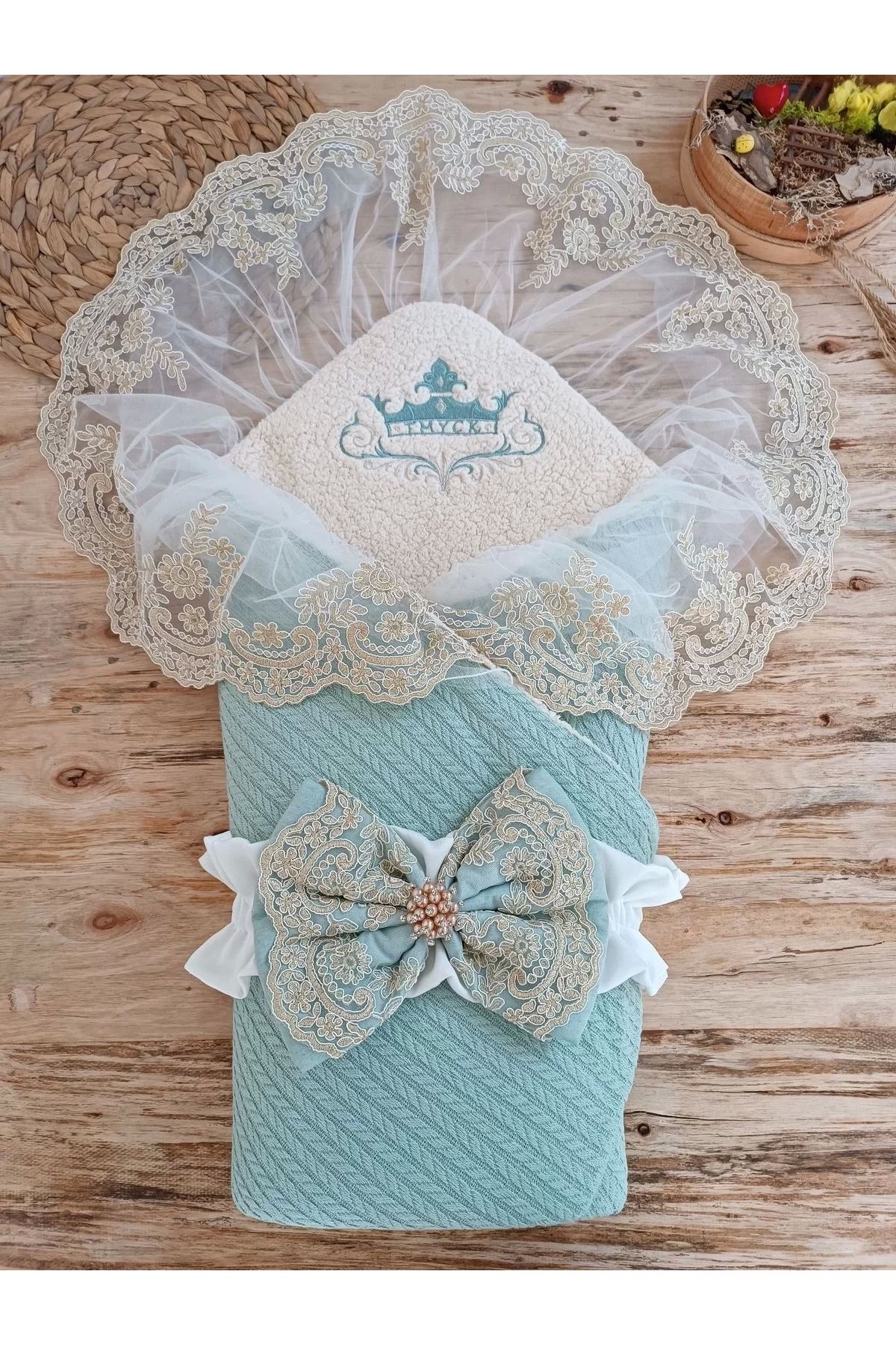 luz&pos Yenidoğan Kuzulu Taç Nakış Güpürlü Fiyonklu Duvaklı Prizma Taş Unisex Kundak Bebek Battaniyesi Su Ye