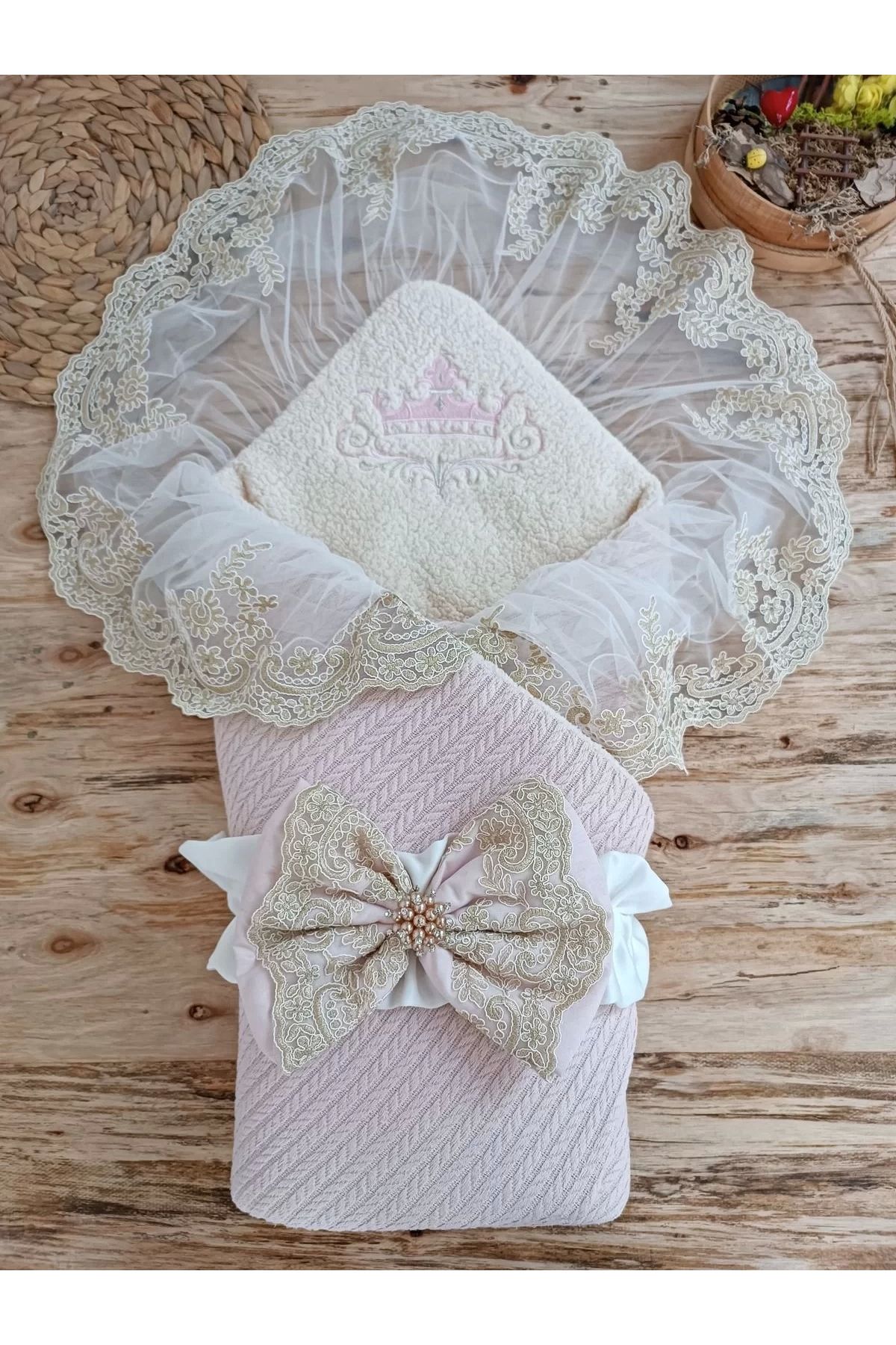luz&pos Yenidoğan Kuzulu Taç Nakış Güpürlü Fiyonklu Duvaklı Prizma Taş Unisex Kundak Bebek Battaniyesi Pembe