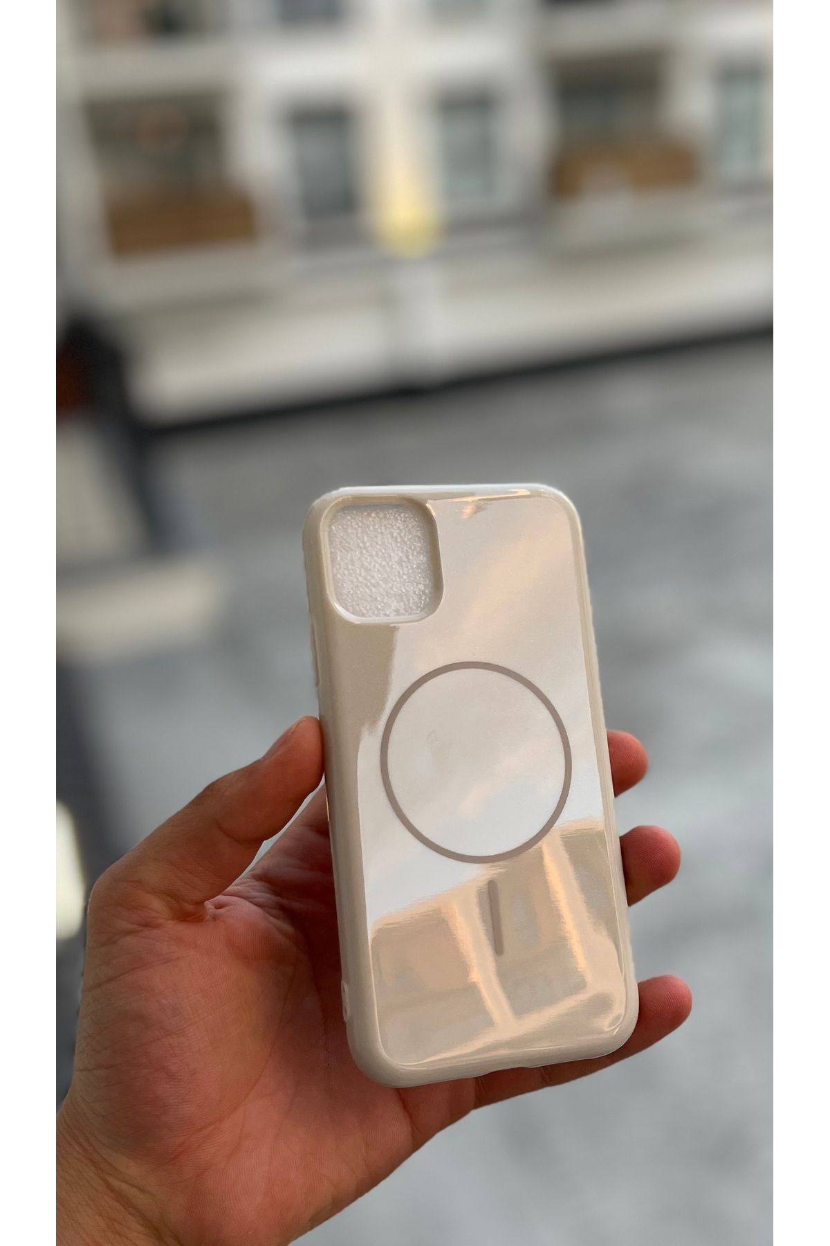 Soffany İPhone 11 Uyumlu Kılıf Kablosuz Şarj Destekli Sert Darbe Emici Krem Rengi
