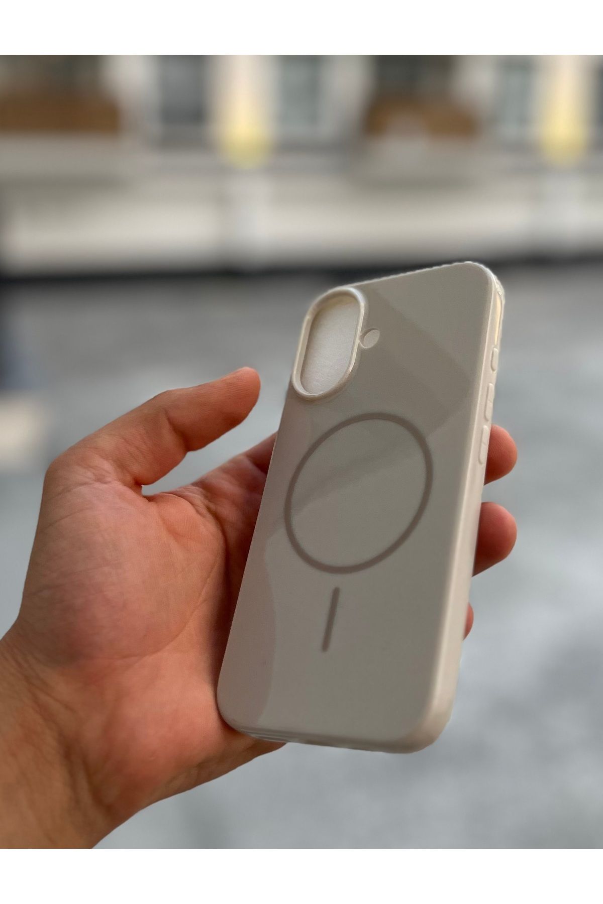 Soffany İPhone 16 Uyumlu Kılıf Kablosuz Şarj Destekli Sert Darbe Emici Krem Rengi