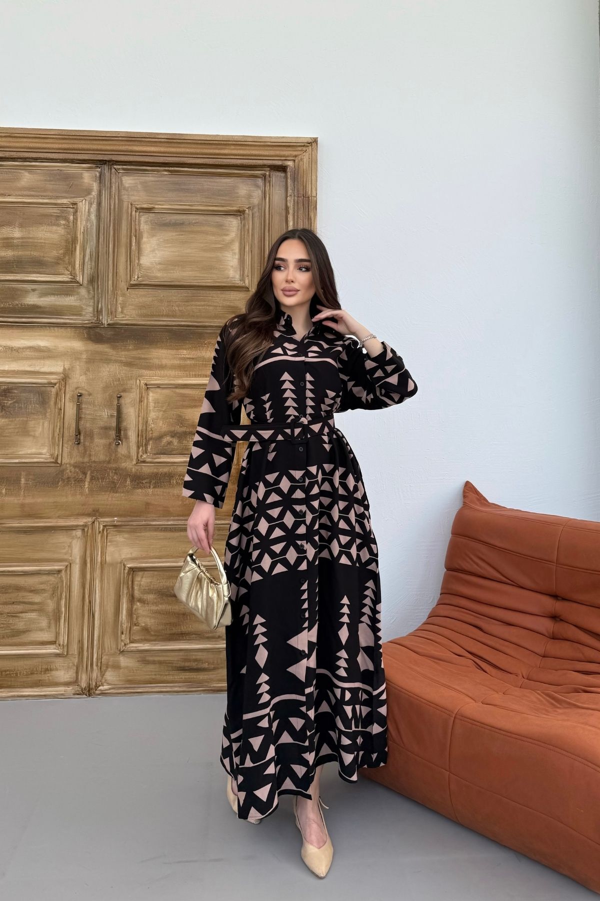 فستان نسائي طويل الأكمام منقوش باللون البني مع حزام وجيب طويل من الفسكوز
