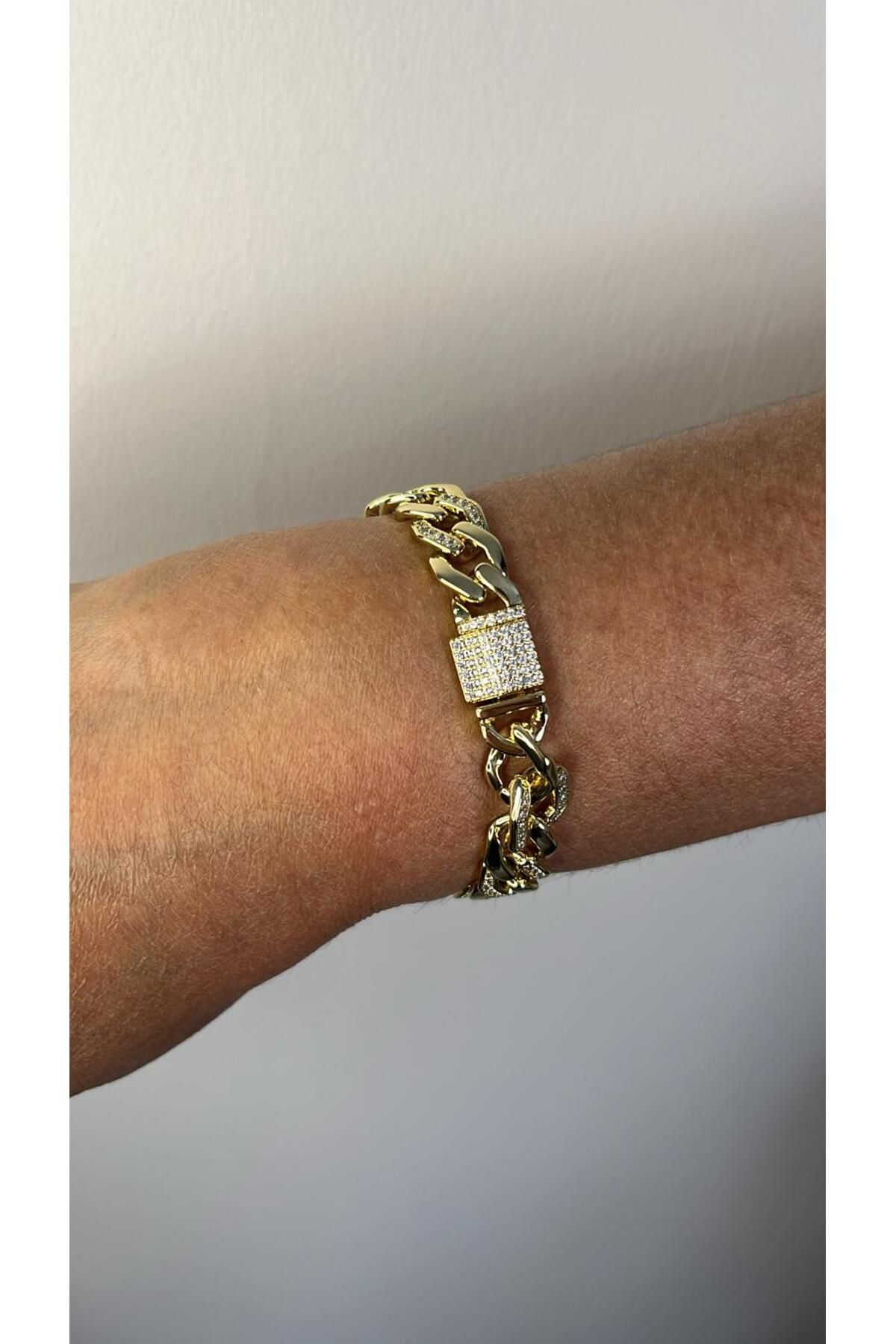 DENİZ ERKUL JEWELRY Zirkon Taşlı Gold Renk Gurmet Bileklik – Işıltılı ve Şık Kadın Aksesuarı