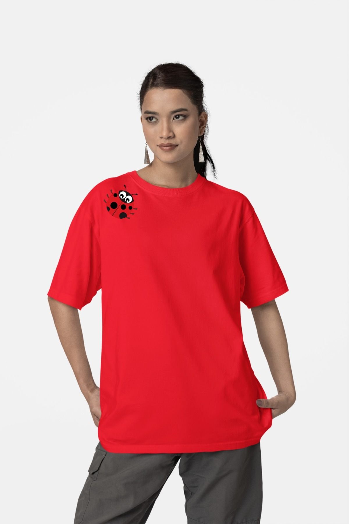 Butik %100 PAMUK ERKEK/KADIN -OMUZDA UĞUR BÖCEĞİ- TRANSFER BASKILI YUVARLAK YAKA KISA KOL TİŞÖRT