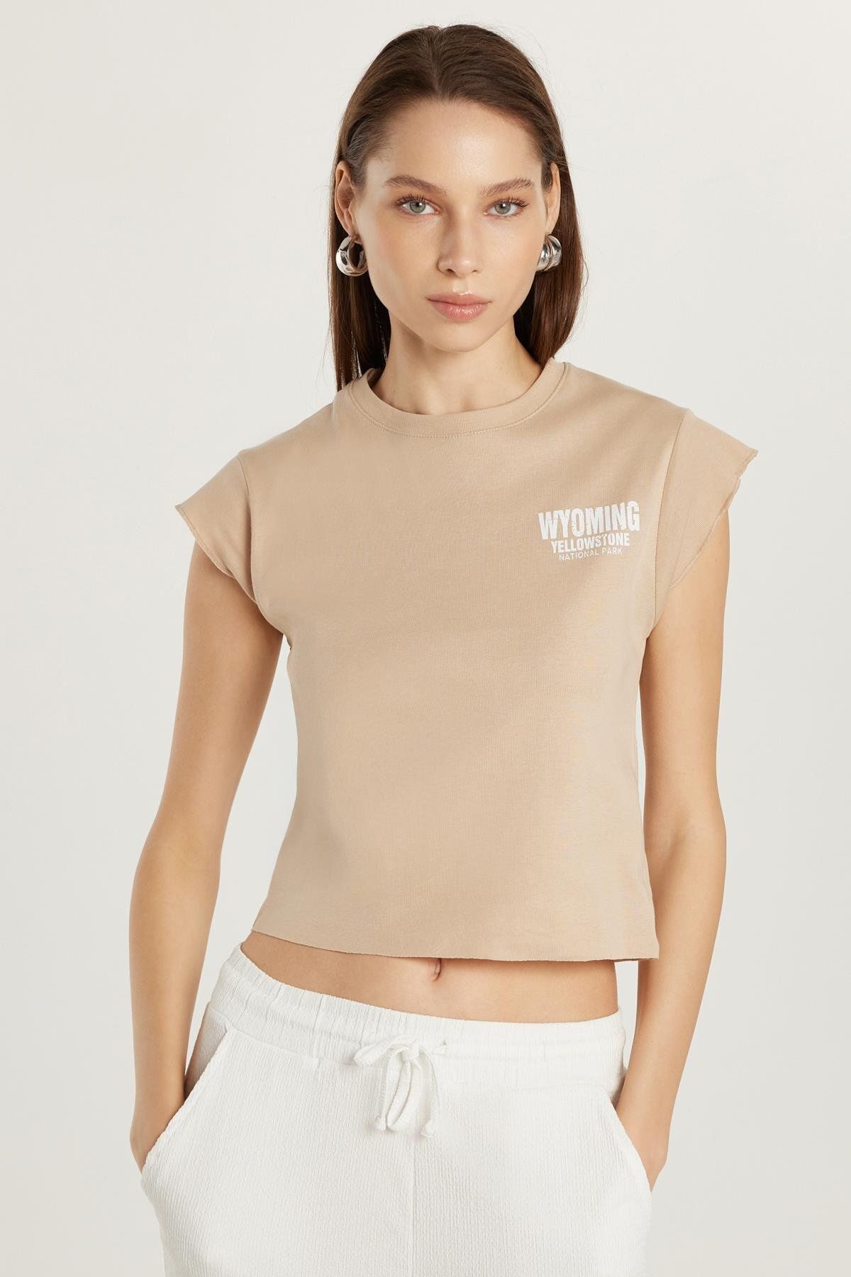 Tudors Kadın Slim Fit Ribanalı Baskılı %100 Pamuk Bisiklet Yaka Bej Tişört