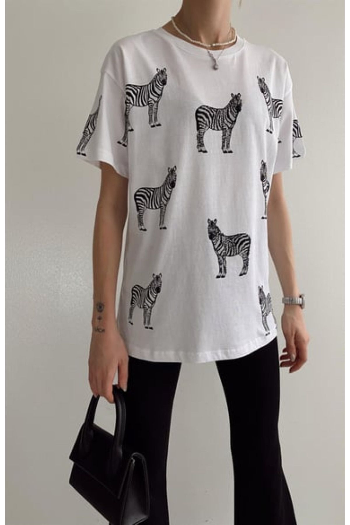 aynewmoda Kısa kollu yuvarlak yakalı tişört. Beyaz zebra desenli tişört.