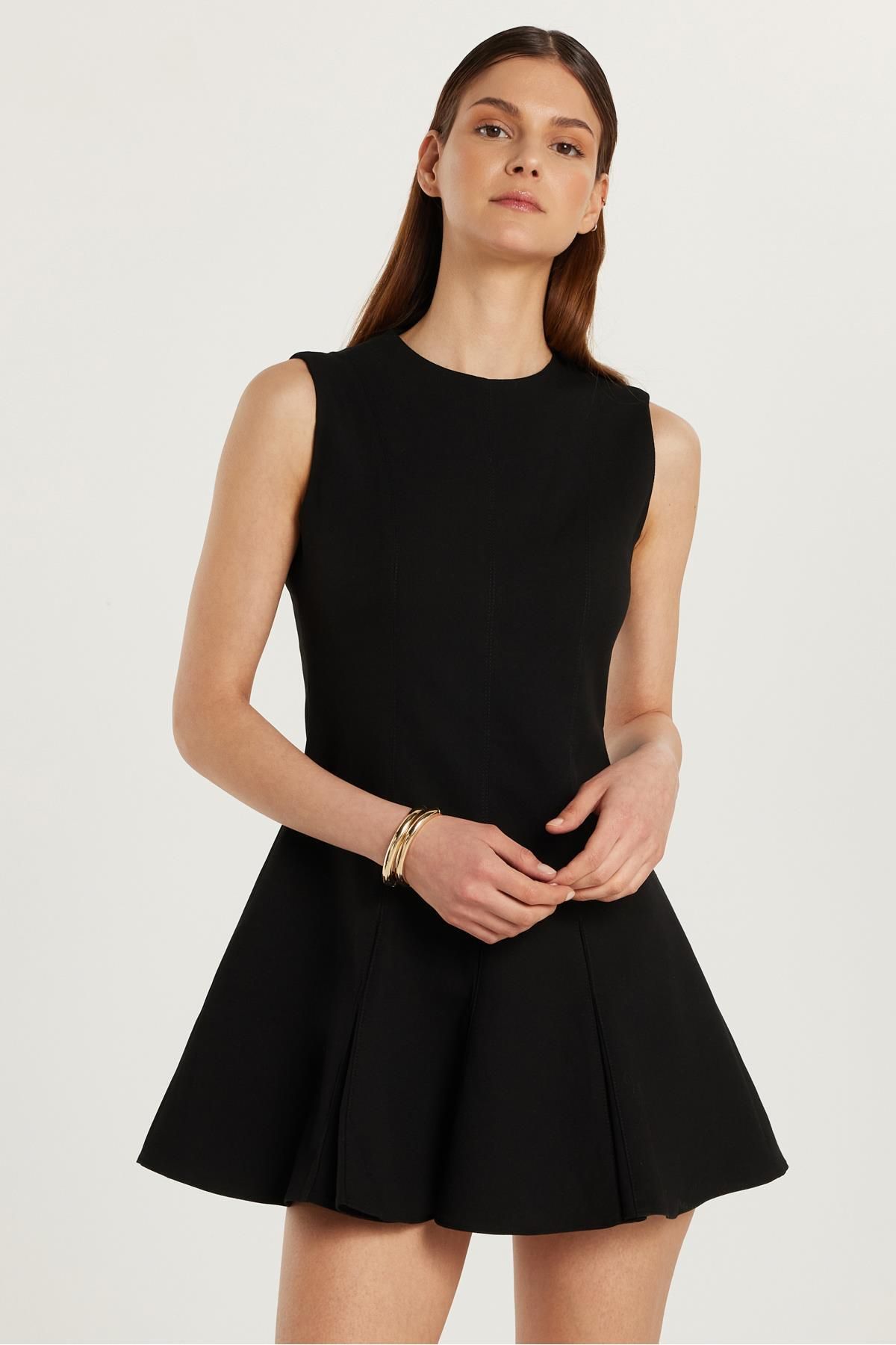 Tudors Kadın Slim Fit Sıfır Kol Bisiklet Yaka Siyah Bluz