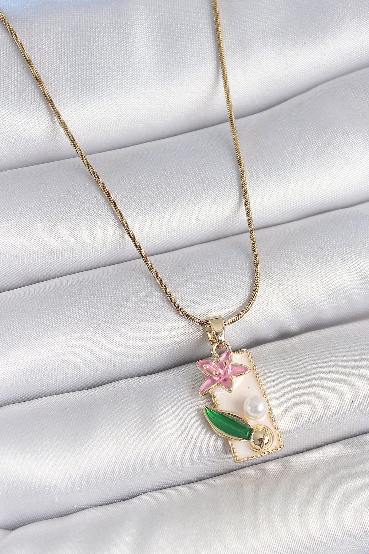 callerrons accessories Gold Renk Zincir Beyaz Mineli Pembe Çiçek İşlemeli İnci Detay Dikdörtgen Portre Model Kadın Kolye -