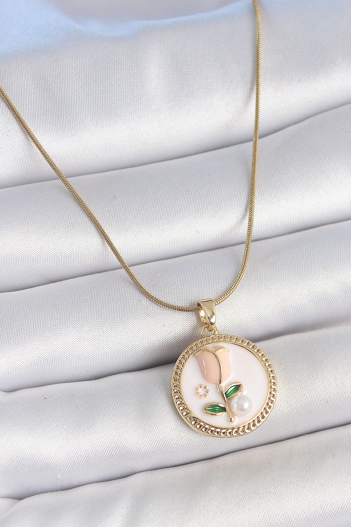 callerrons accessories Gold Renk Beyaz Mineli İncili Çiçek İşlemeli Portre Model Kadın Kolye - EBJ250519W33965