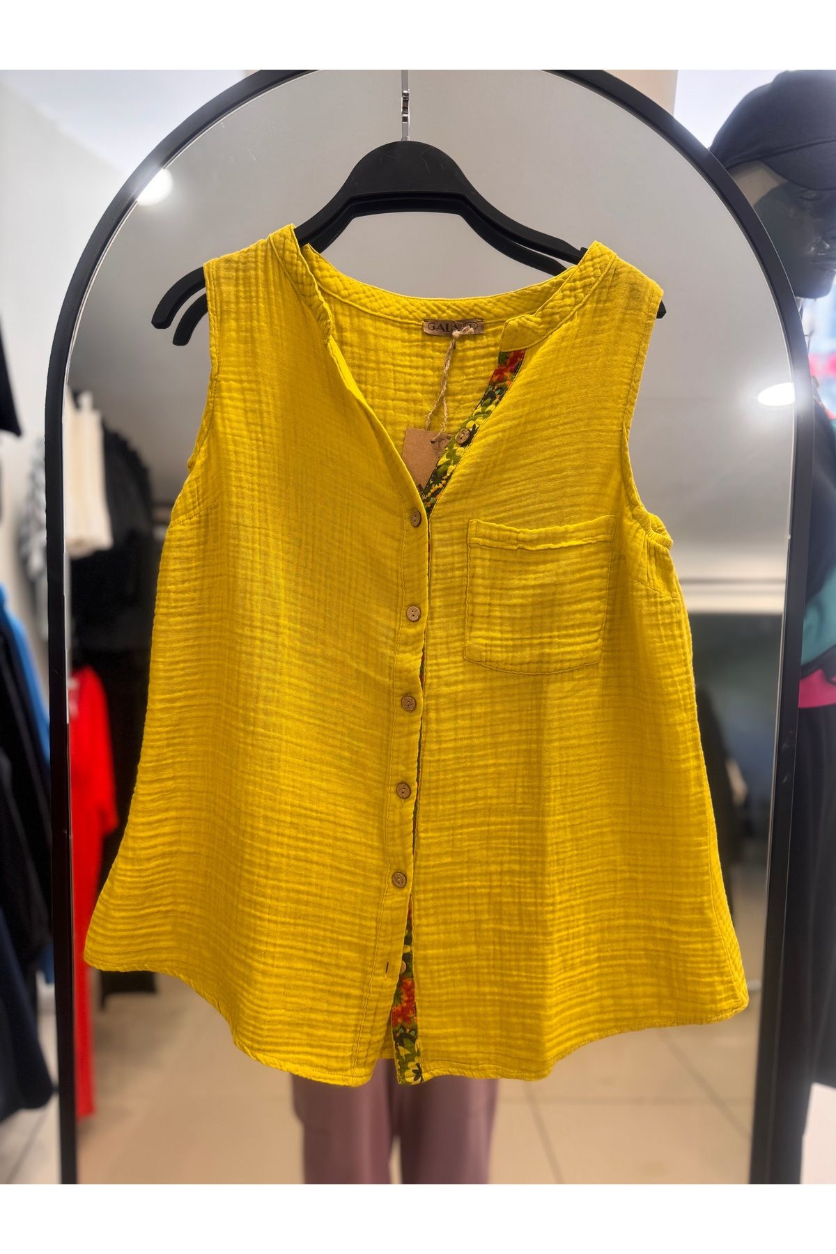 Arzu Yıldırım Butik Müslin Pamuklu V Yaka Kolsuz Evaze Çiçek Detaylı Bluz