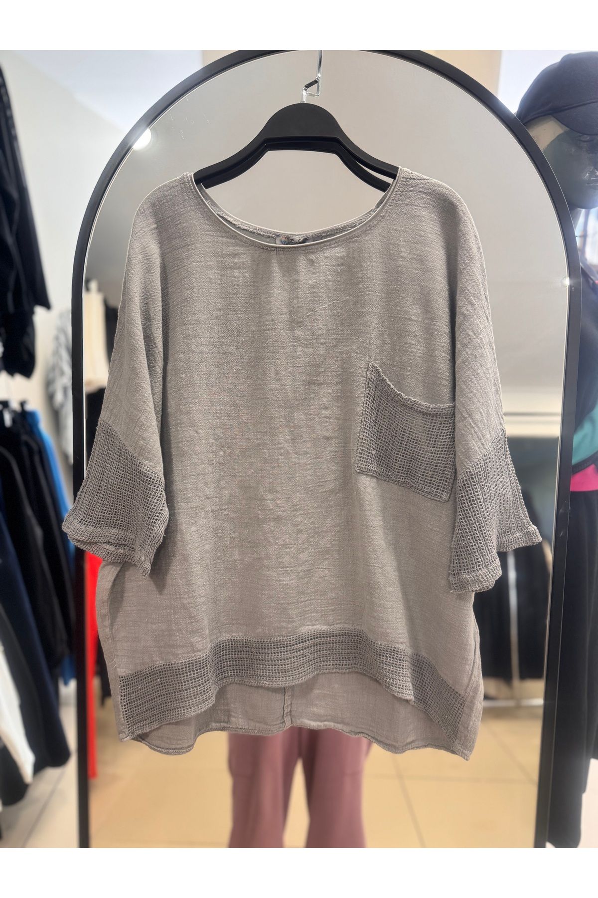 Arzu Yıldırım Butik Gri Müslin Pamuklu Bohem Yuvarlak Yaka Fileli Cepli Tarz Bluz