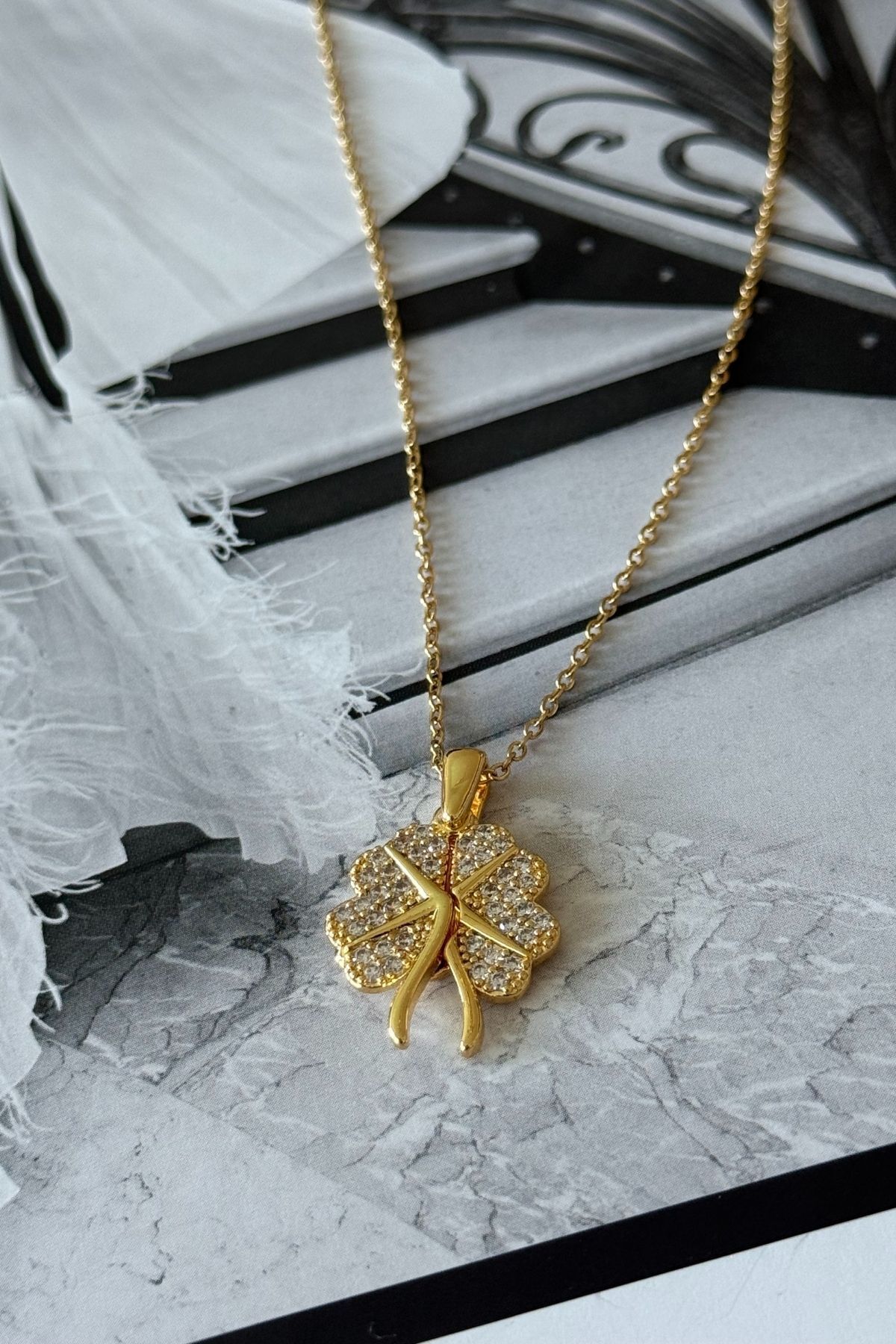 Trendy Butik Çelik Kalp Açılan Yonca Kolye