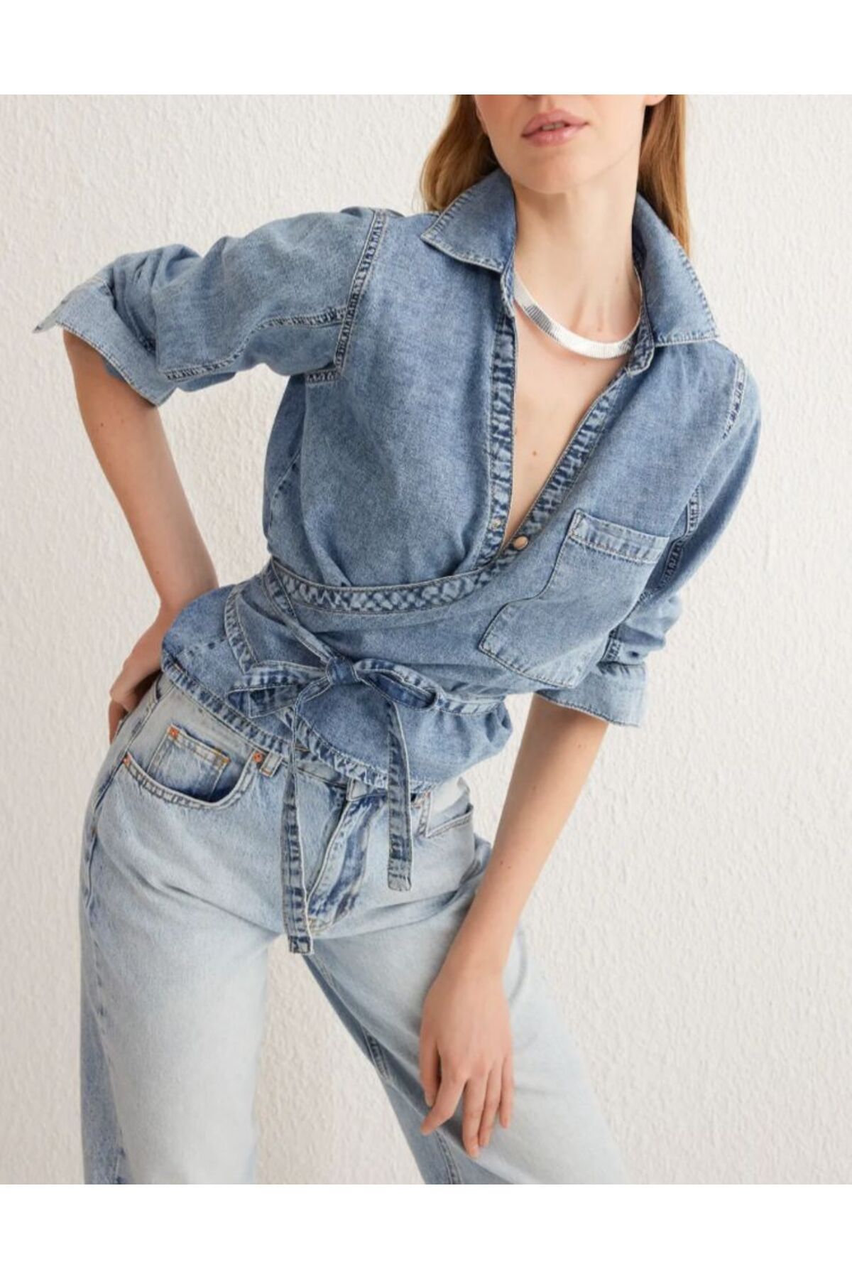KARACAN COMPANY Kruvaze Bağlama Detaylı Crop Denim Gömlek