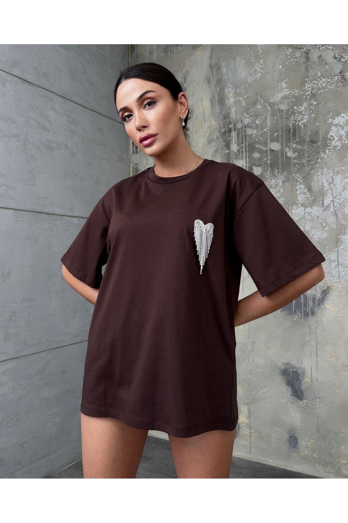 Nura Francy kadın overssize kahverengi taşlı kalp detaylı pamuklu T-shirt