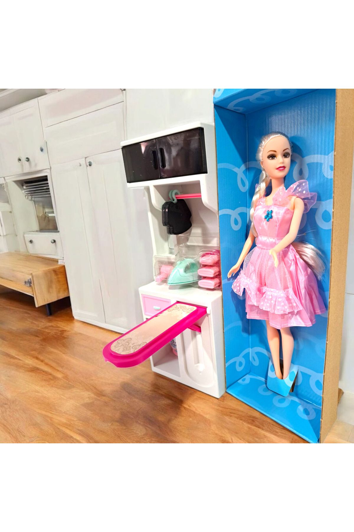 ALYTOYS Oyuncak evcilik seti Elbise Dolaplı Ütü Masalı elbiseli Bebek seti Bol aksesuarlı 29x34cm