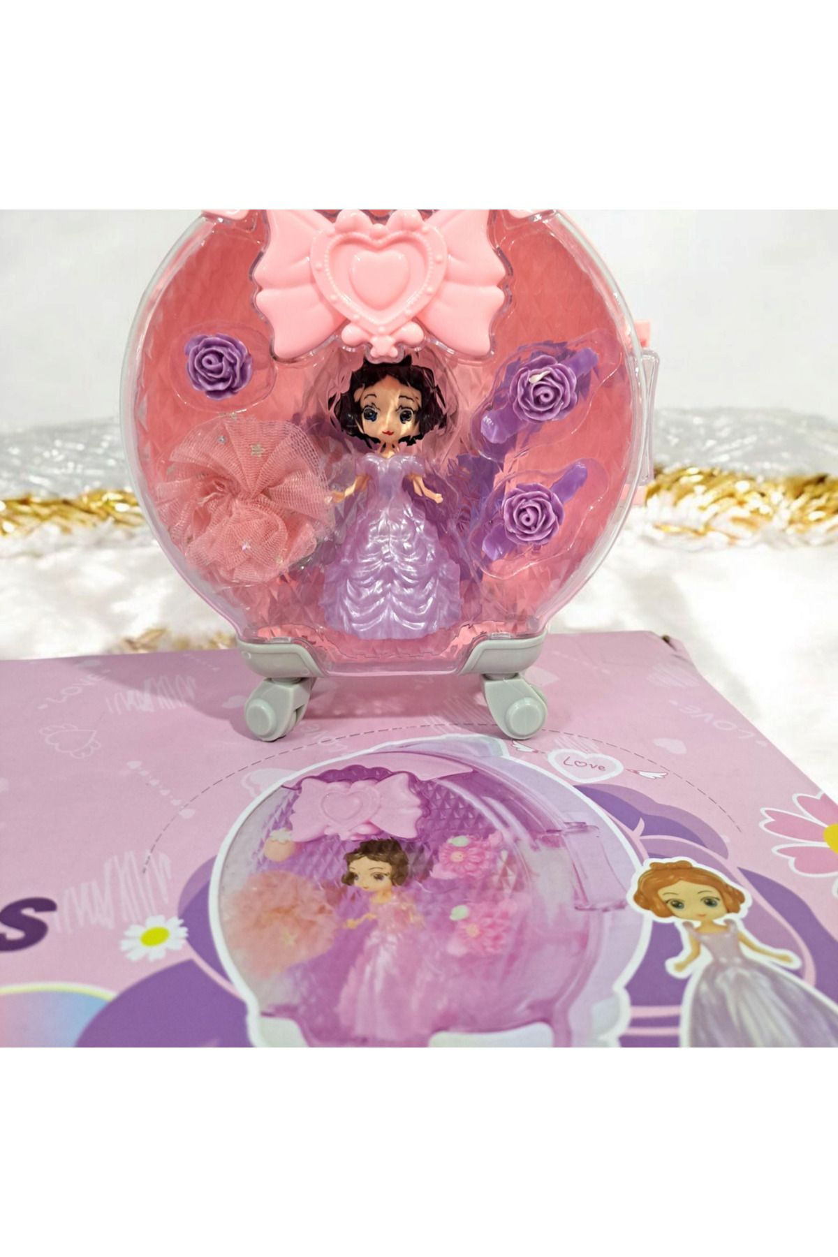 ALYTOYS Oyuncak Tekerlekli Valizli Bebek Güzellik Setli Toka 14x17cm Açılır Kapaklı Yükselen Tutma Saplı