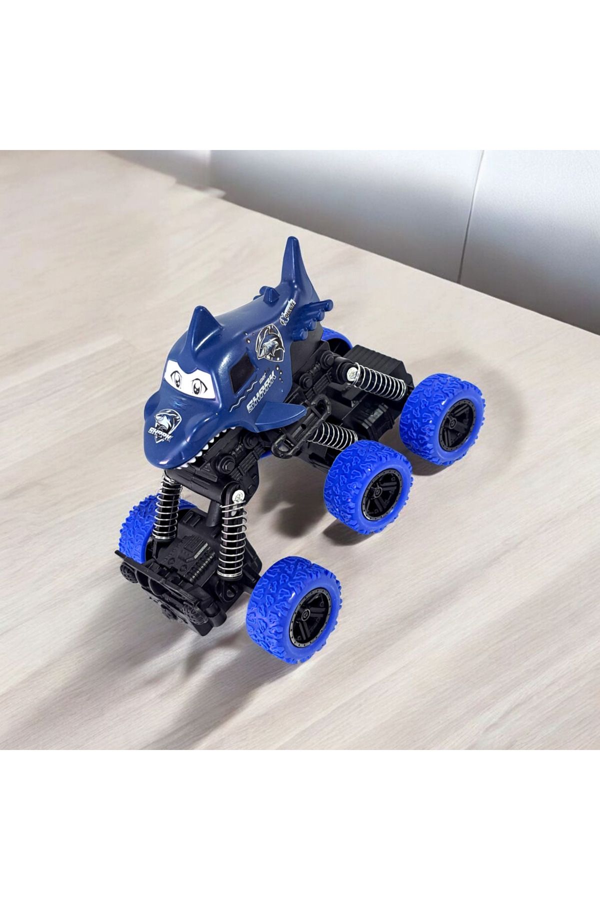 ALYTOYS Oyuncak Araba Amartisörlü Yaylı 6 teker Sürtmeli Motor 16x10cm Köpek Balık Model