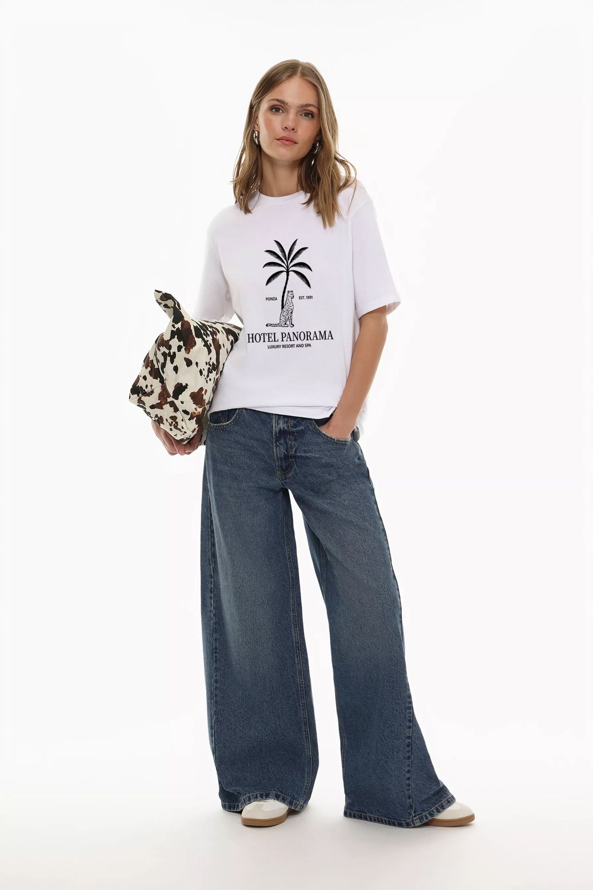 Lia Blanco's Beyaz %100 Pamuk Panorama Baskılı Relaxed/Geniş Rahat Kesim Örme T-Shirt