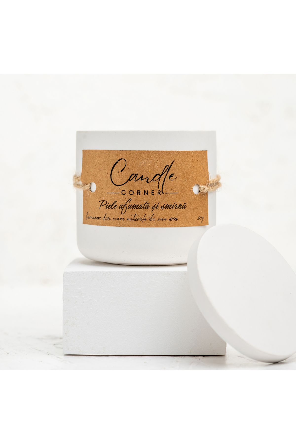 Candle Corner Lumânare Parfumată Lucrată Manual Din Ceară De Soia 100% Naturală, Piele Afumată Și Smirnă, Recipient Ceramic - One Size