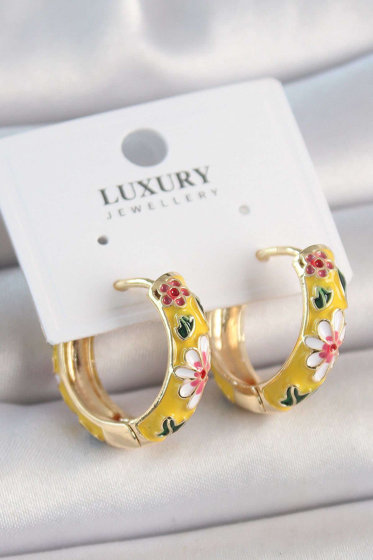 LovelymCo Pirinç Gold Renk Halka Model Çiçek Mineli Kadın Küpe - Lisinya