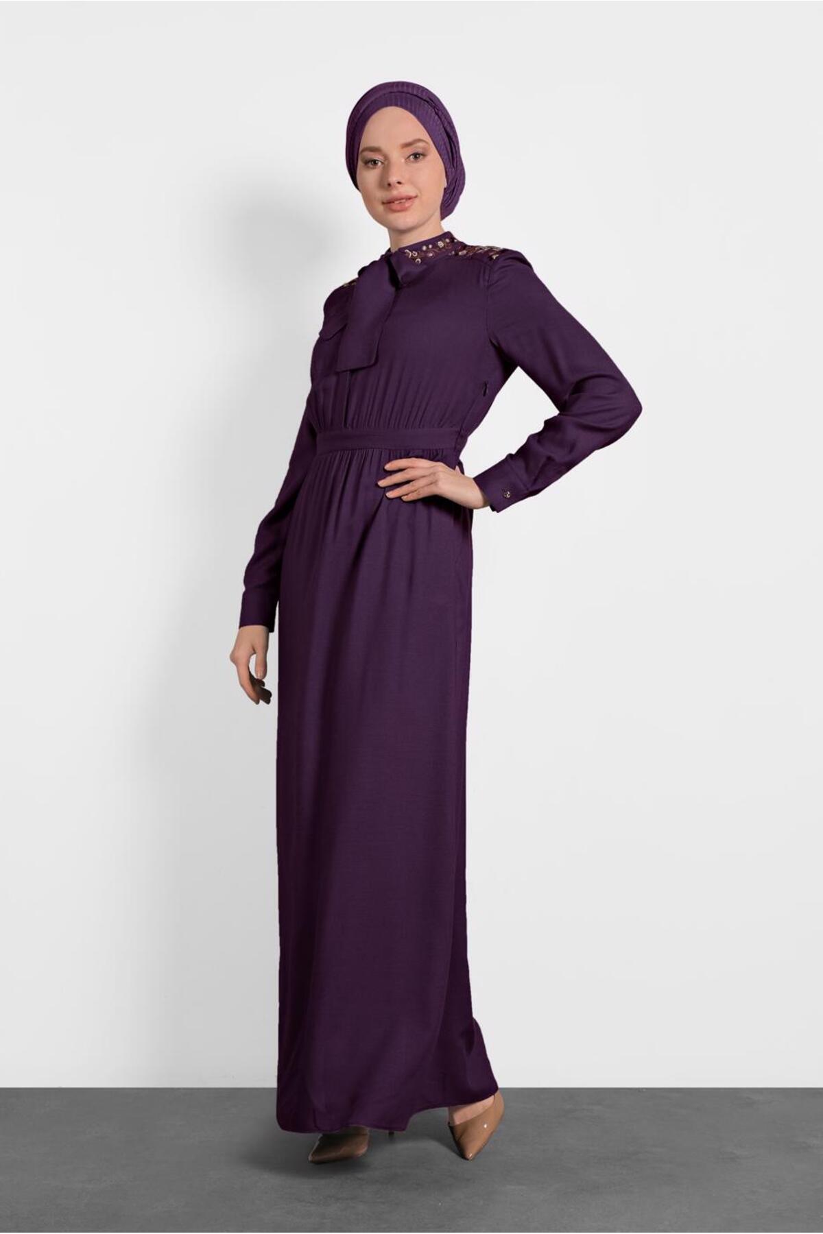 آلوینا لباس مجلسی یقه بسته گلدوزی شده ۴۰۳۳۰ آلوینا لباس مجلسی یقه بسته گلدوزی شده ۴۰۳۳۰