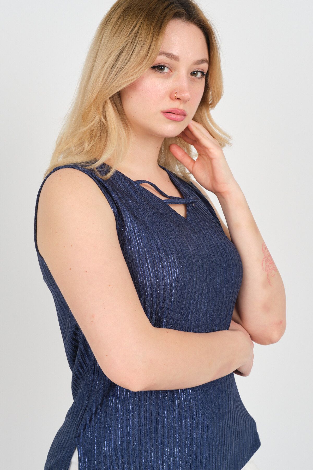 ELLA CAMELIA Kadın Yaka Detaylı Parlak Kumaş Kolsuz Bluz 23E045 Lacivert