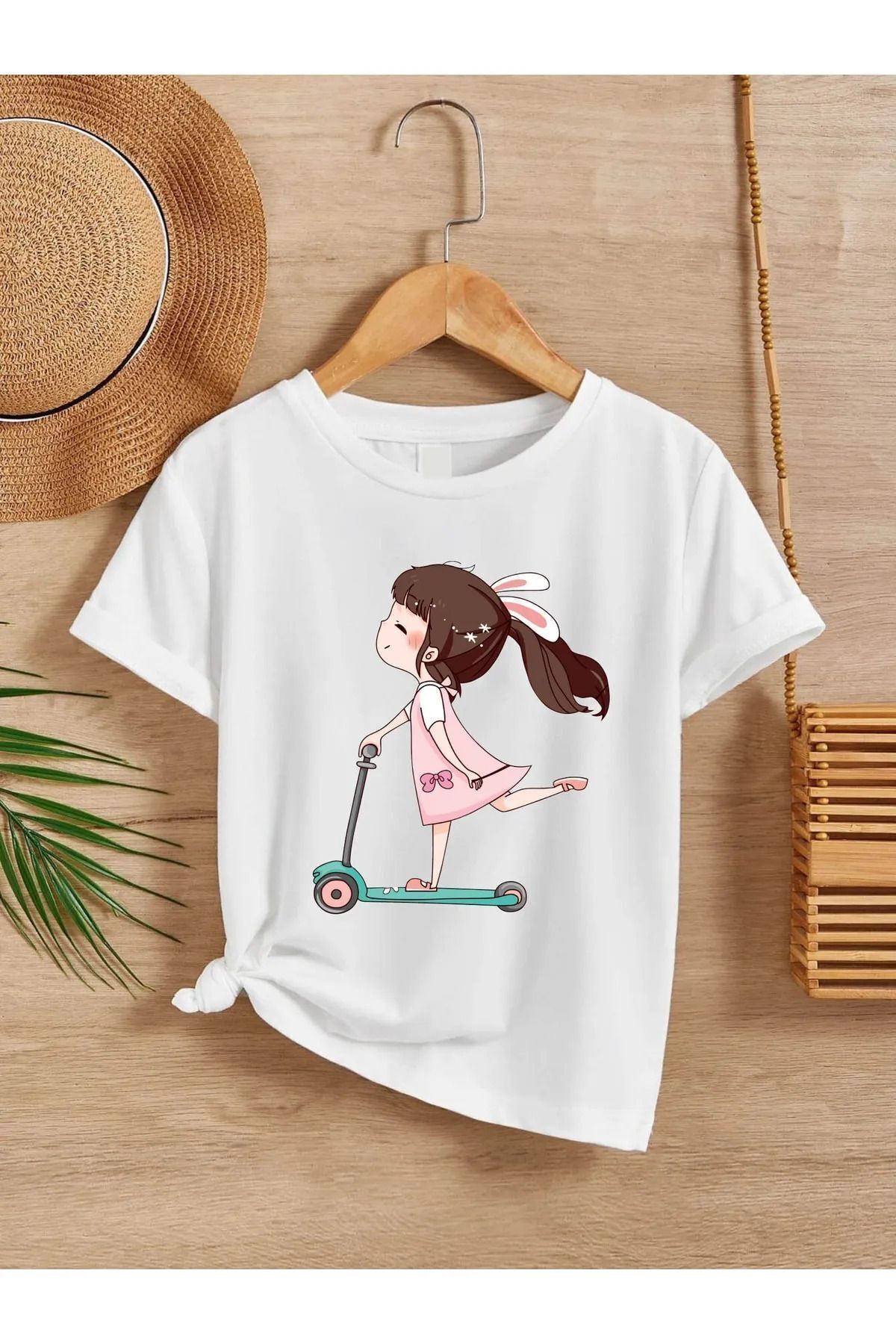 ELNOYA Yazın Keyfiyle Süzülen Scooter Kızı Beyaz Oversize Tişört