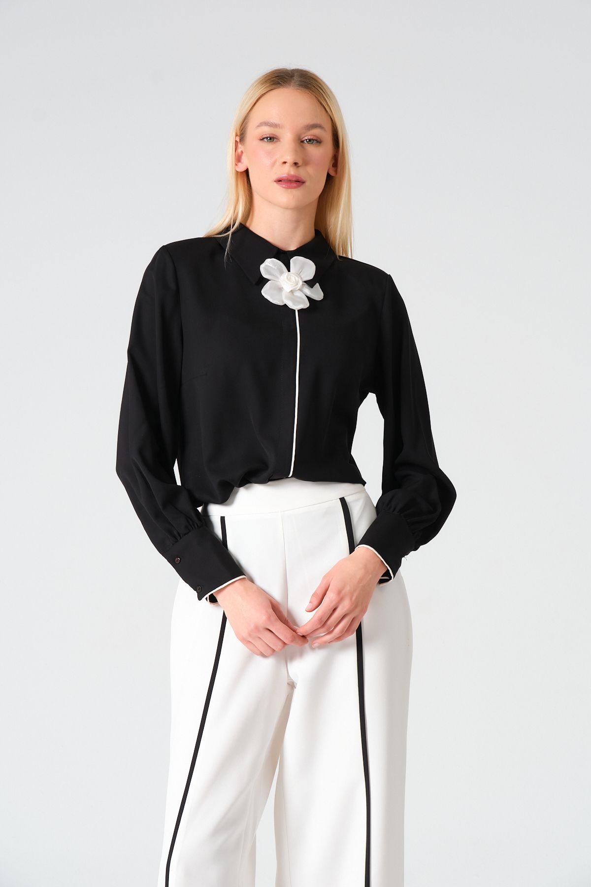 S'amore Clothing Yaka Çiçek Detaylı Bluz