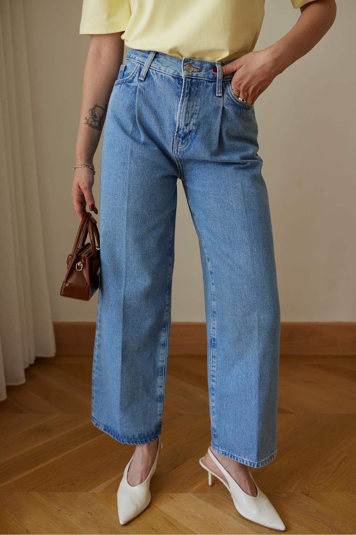 Askı Tekstil Buz Mavi Önden Tek Pile Detaylı Bol Paça Denim Pantolon
