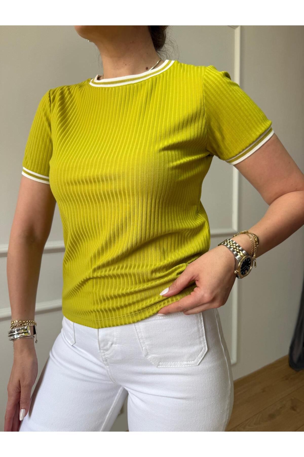 Size Özgü Fıstık Yeşili Yaka Şeritli Tshirt