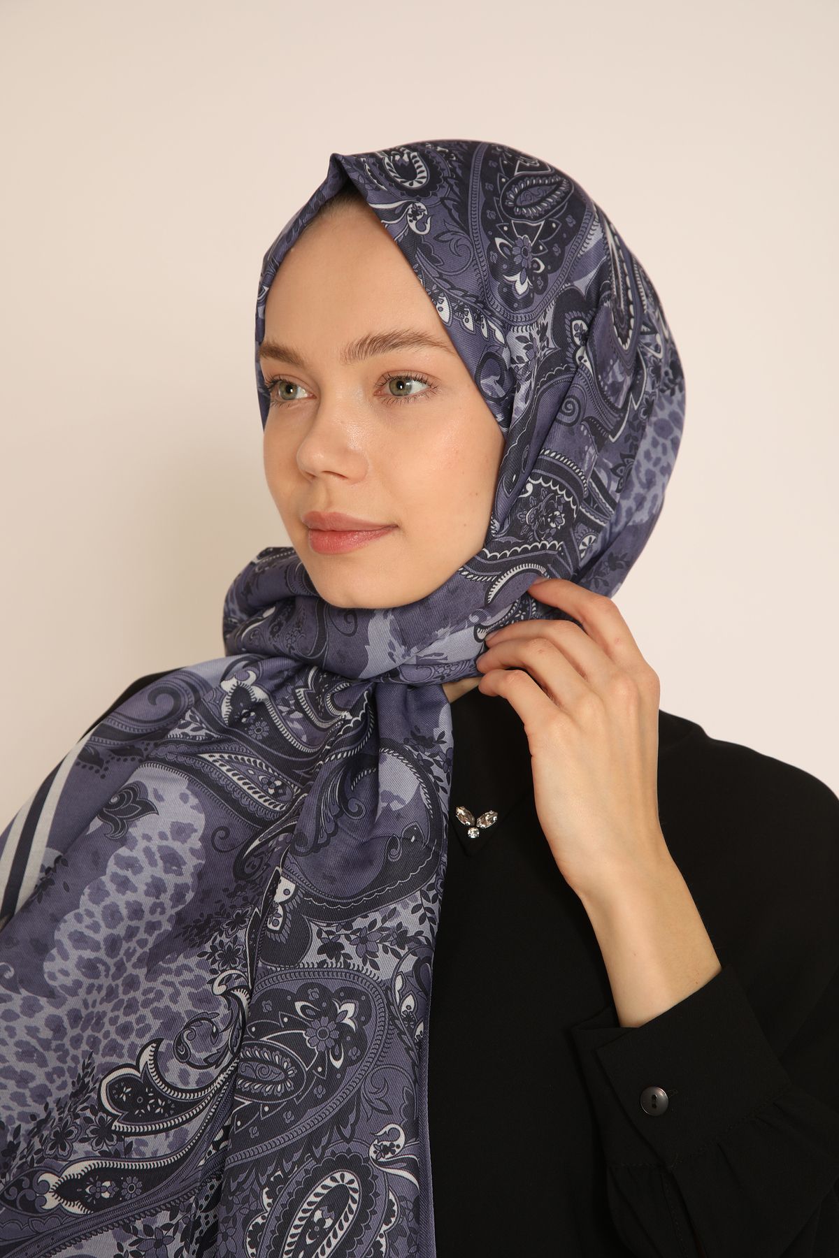 Dia Vela Mor Lacivert Desenli Soft Şal | Modern Paisley Motifli İpek Görünümlü