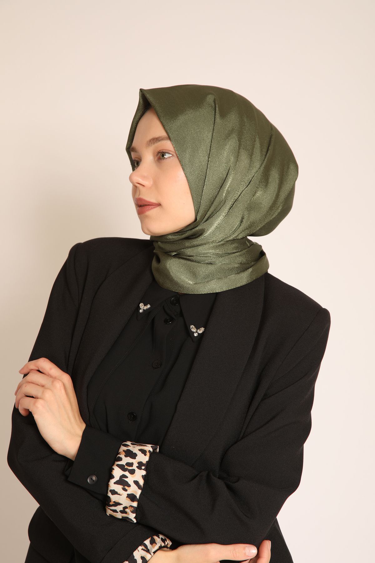 Dia Vela Akel Düz Aura Haki Renkli Şal – Parlak Dokulu, Günlük ve Özel Gün Uyumlu Modern Şal Modeli